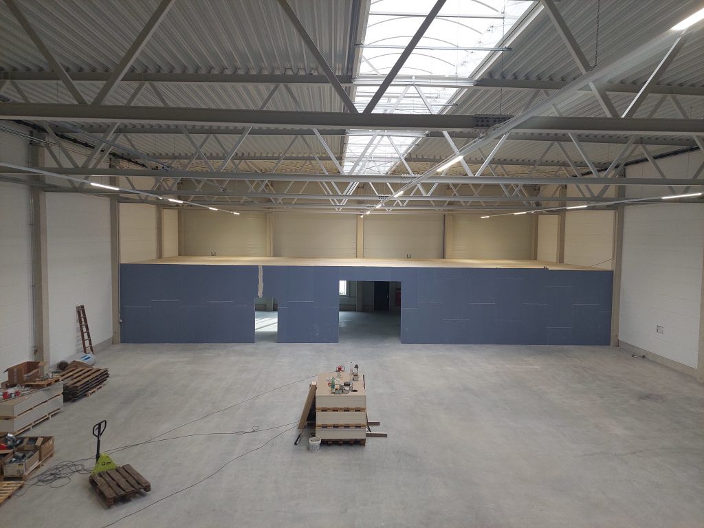 Raum in Raum System in einer Halle als separater Arbeitsraum“